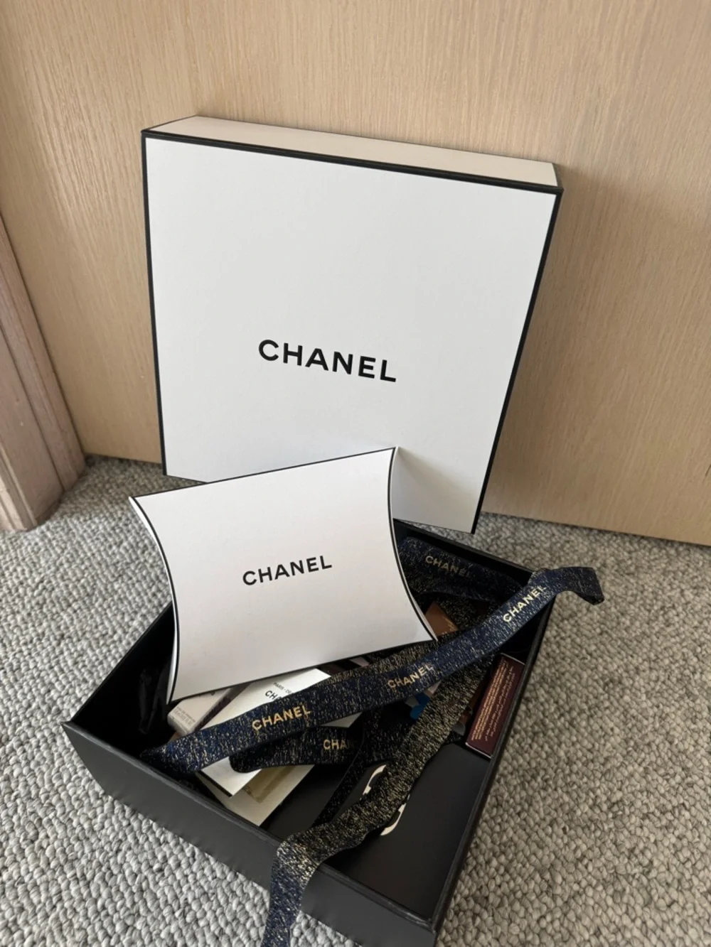 NEW! CHANEL Empty GIFT BOX 8.5X8.5X4 Chanel Cosmetic Sample Pillow Pack, Ribbon